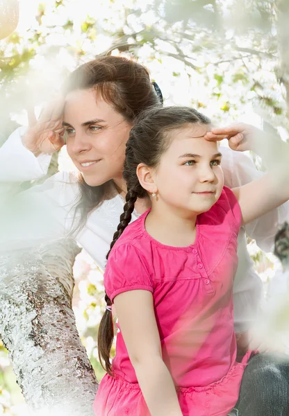 Nettes kleines Mädchen spielt auf Baum im zeitigen Frühling — Stockfoto