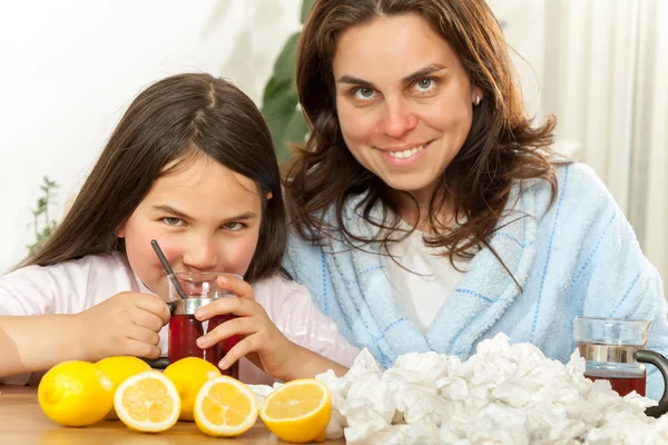 Mãe e filha com resfriado ou gripe — Fotografia de Stock