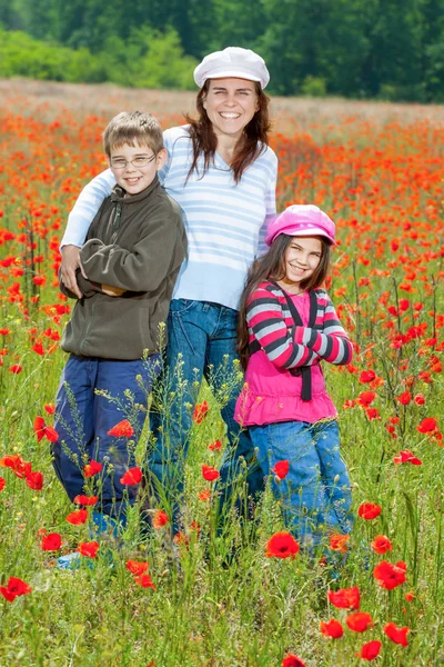 Famiglia vintage sul prato di papavero — Foto Stock