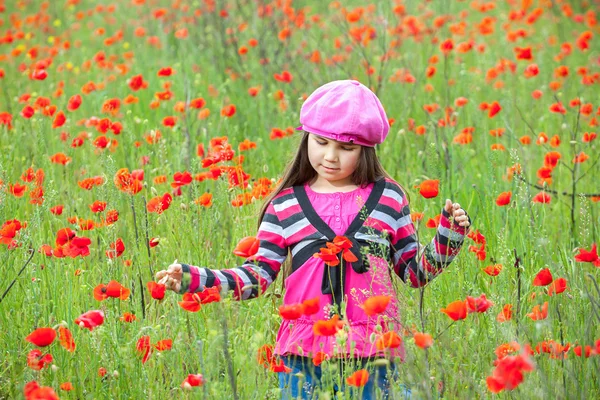 老式的小女孩，罂粟的草地上 — 图库照片