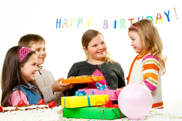 Grupa dzieci na urodziny — Zdjęcie stockowe