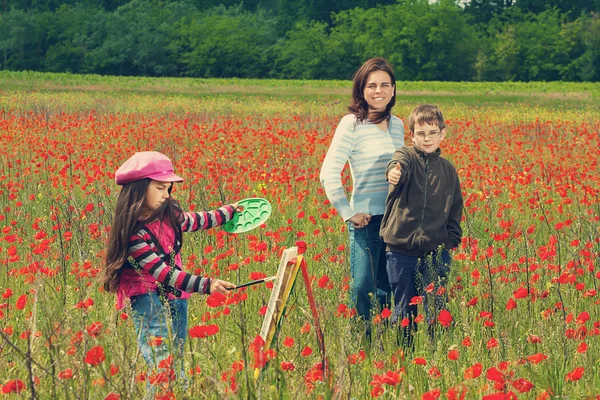 Weinlesefamilie auf der Mohnwiese — Stockfoto