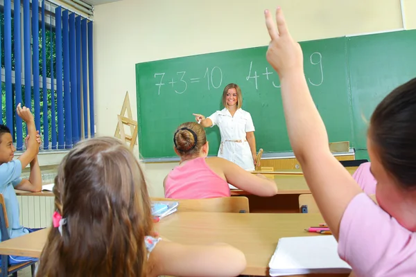 Aux élèves du primaire aux guichets de la salle de classe — Zdjęcie stockowe