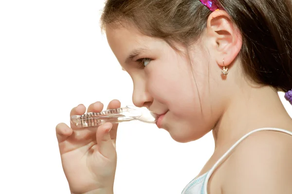 Menina bebendo xarope líquido medicina — Fotografia de Stock