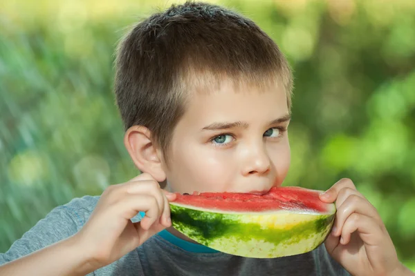 Jonge jongen eten watermeloen — Stockfoto