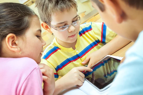 Estudiantes de Primaria en los pupitres — Foto de Stock