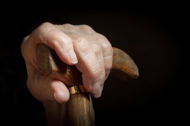 bir üst düzey kadın elinde baston