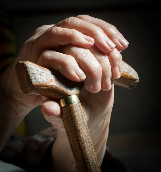 Bâton de marche dans la main de la femme âgée — Photo