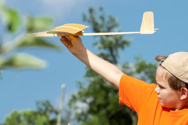 Menino brincando com brinquedo de avião RC artesanal — Fotografia de Stock