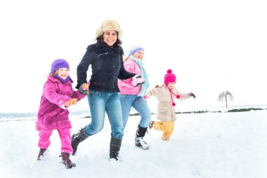 Sevimli aile karda eğleniyor
