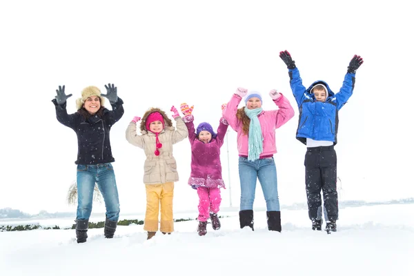 Carino famiglia avendo divertimento nella neve — Foto Stock