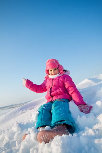 Família feliz desfrutando no inverno — Fotografia de Stock