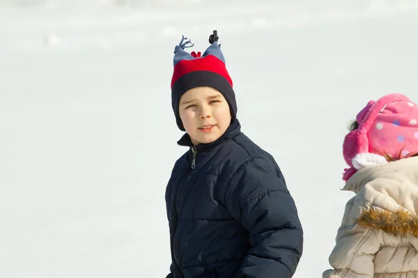 Bambino che gioca nella neve — Foto Stock