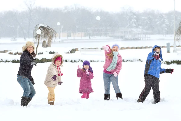 Gelukkige familie genieten in de winter — Stockfoto