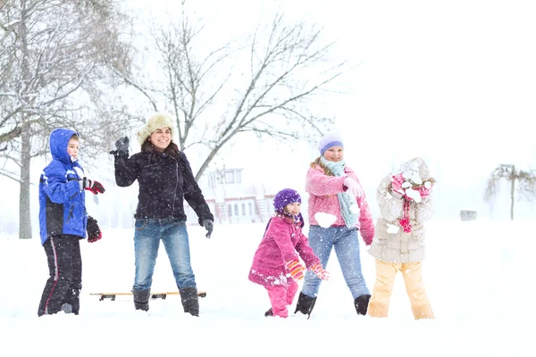 Gelukkige familie genieten in de winter — Stockfoto