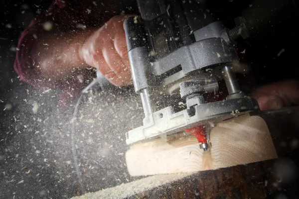 Сверлильная машина сверлит деревянную доску — стоковое фото