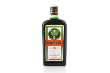 Beyaz arka planda bir şişe Jagermeister Alman likörü. Alkolik içecek.
