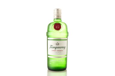 Beyaz arka planda bir şişe Gin Tanqueray. Alkolik içecek. İngiliz içeceği