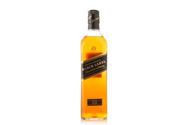 Beyaz arka planda Johnnie Walker Black Label viski şişesi. Alkolik içecek. İskoç içeceği