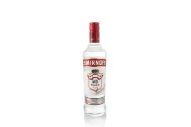 Beyaz arka planda Smirnoff votka şişesi. Alkolik içecek. Rus içeceği