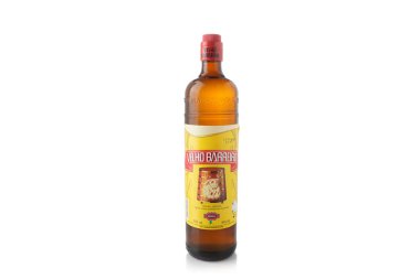 Beyaz arka planda bir Cachaca şişesi. Alkolik içecek. Brezilya içeceği.