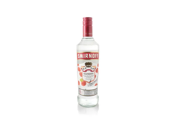 Smirnoff Málna Vodka Palack Fehér Alapon Alkoholos Ital Orosz Ital — Stock Fotó