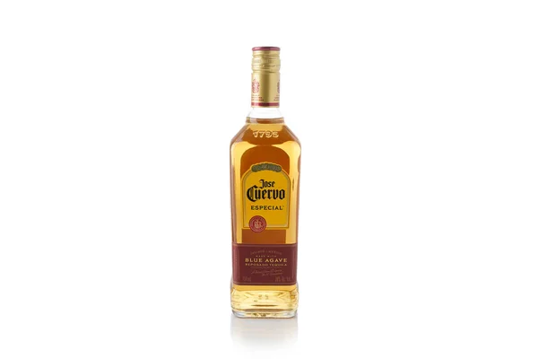 Egy Üveg Jose Cuervo Arany Tequila Fehér Háttérrel Alkoholtartalmú Ital — Stock Fotó