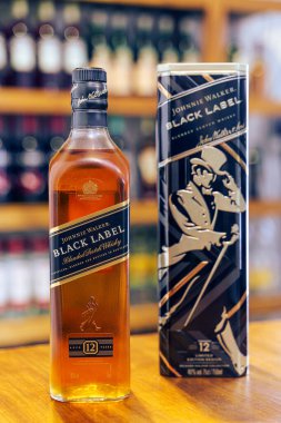 Whisky Johnnie Walker Black Label şişe ahşap bar üzerinde Odak Pub arka planı dışında.