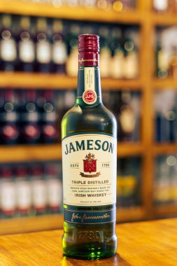 Whisky Jameson şişe ahşap bar üzerinde Odak Pub arka planı ile.