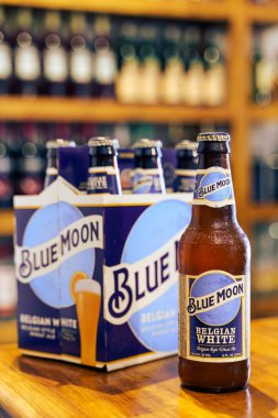 Mavi ay bira şişesi, ahşap barda..