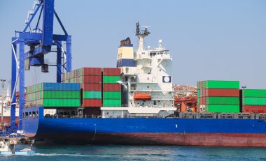 Konteynır gemisi bir port yüklüyor