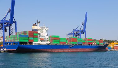 Konteynır gemisi bir port yüklüyor