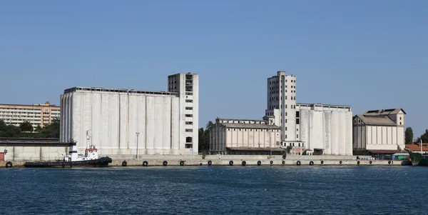 Silos portuali in porto — Foto Stock