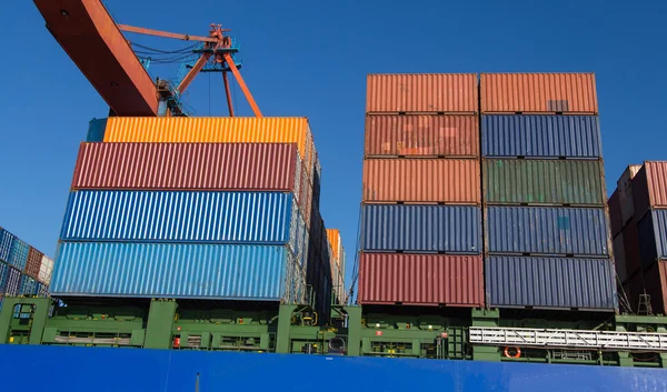 Container Ship está carregando em um porto — Fotografia de Stock