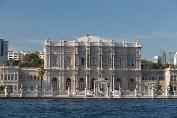 Palacio Dolmabahce en Besiktas, ciudad de Estambul, Turquía — Foto de Stock