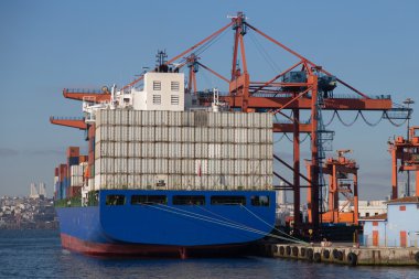 Konteynır gemisi bir port yüklüyor