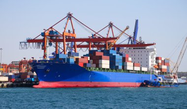 Konteynır gemisi bir port yüklüyor