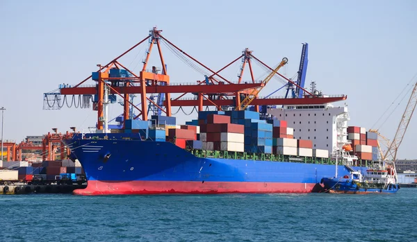Container Ship está carregando em um porto — Fotografia de Stock