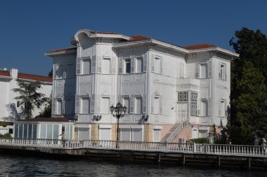 Boğaz boğaz bina