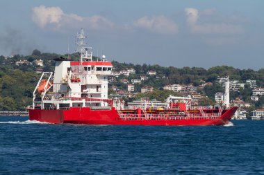 Kırmızı tanker gemisi