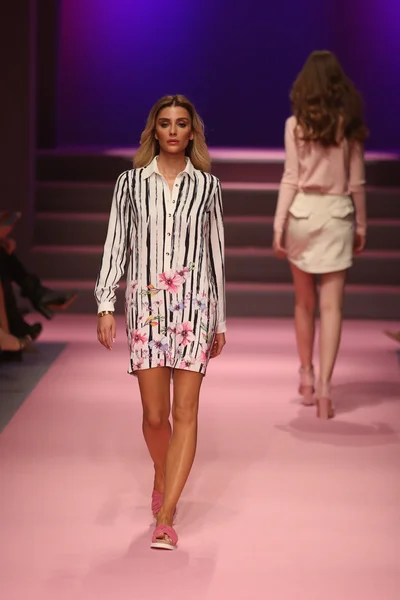 ADL Cengiz Abazoglu Catwalk — Stock Photo, Image