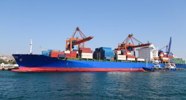 Konteynır gemisi bir port yüklüyor