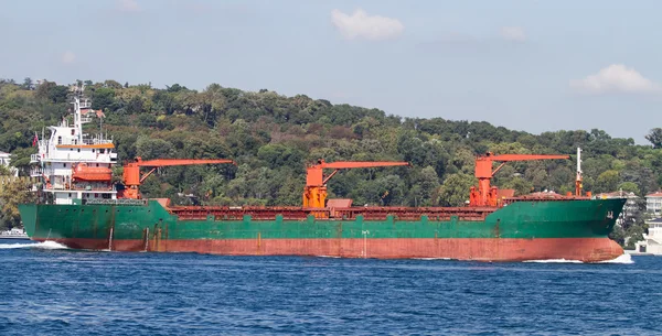 Barco de carga verde —  Fotos de Stock