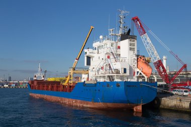 Kargo gemisi ticaret limanda yükleme