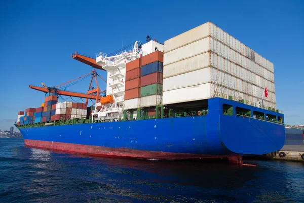 Containerschiff wird im Hafen verladen — Stockfoto