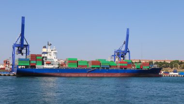 Konteynır gemisi bir port yüklüyor