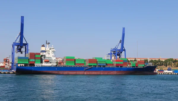 Container Ship está carregando em um porto — Fotografia de Stock