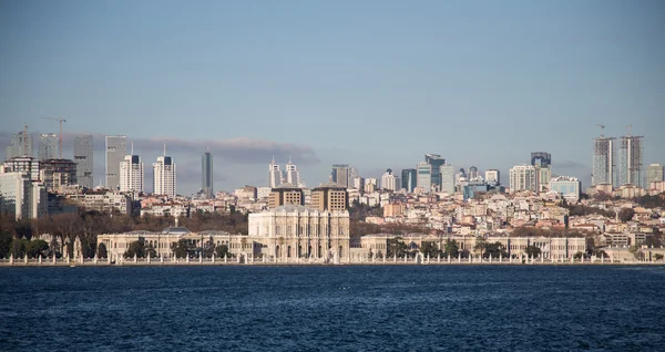 Palacio Dolmabahce y Besiktas en la ciudad de Estambul —  Fotos de Stock