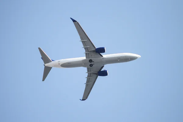 Airplane is Landing — Stock Photo, Image