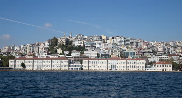 Distrito de Kabatas en la costa del Bósforo de la ciudad de Estambul, Turquía — Foto de Stock